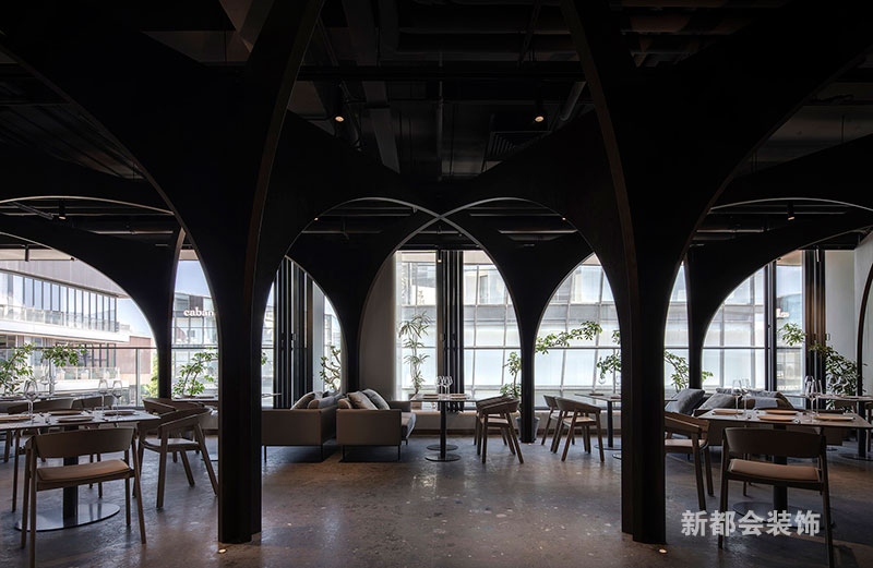 配备原木吧台与四人餐桌椅