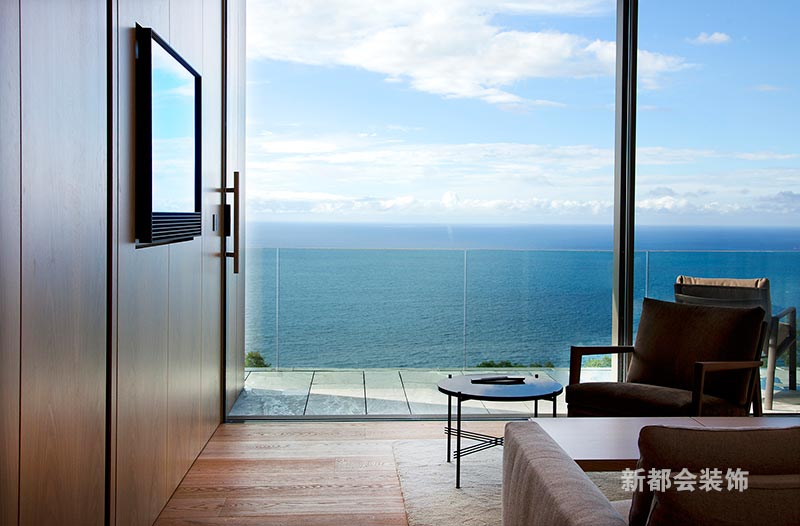 客房窗边风景，视野开阔全然看到大海的一面