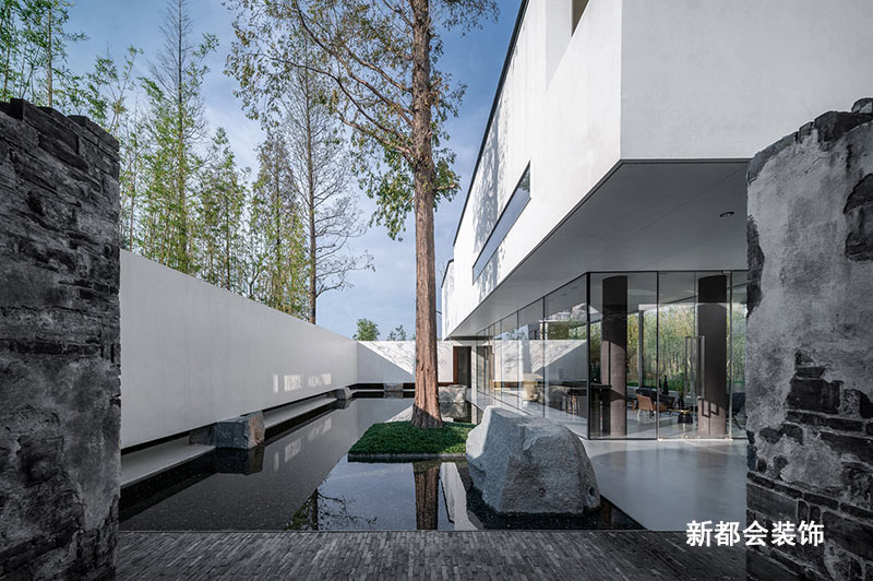 休息区，半阳光方式的设计，随时可以欣赏窗外风景
