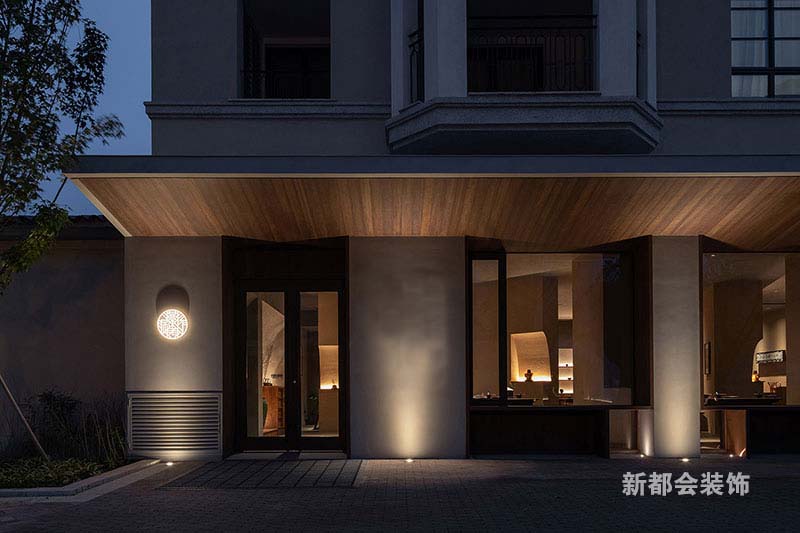>门脸采用中式现代的装饰风格与室内风格一致